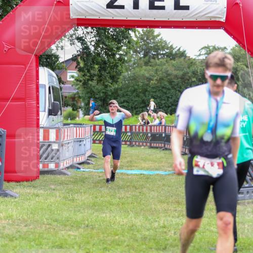 21.06.2026 - 29. Vierlanden-Triathlon Andreas Tolksdorf http://msf.ph/oto/9918730 21.06.2026 12:23:26 Ziel  meine-sportfotos.de