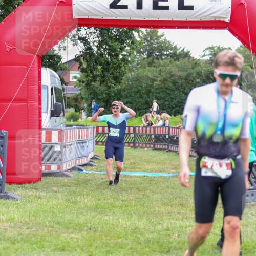21.06.2026 - 29. Vierlanden-Triathlon Andreas Tolksdorf http://msf.ph/oto/9918731 21.06.2026 12:23:26 Ziel  meine-sportfotos.de