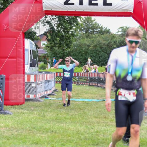 21.06.2026 - 29. Vierlanden-Triathlon Andreas Tolksdorf http://msf.ph/oto/9918732 21.06.2026 12:23:26 Ziel  meine-sportfotos.de