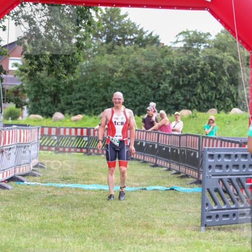 21.06.2026 - 29. Vierlanden-Triathlon Andreas Tolksdorf http://msf.ph/oto/9918734 21.06.2026 12:25:53 Ziel 820 meine-sportfotos.de