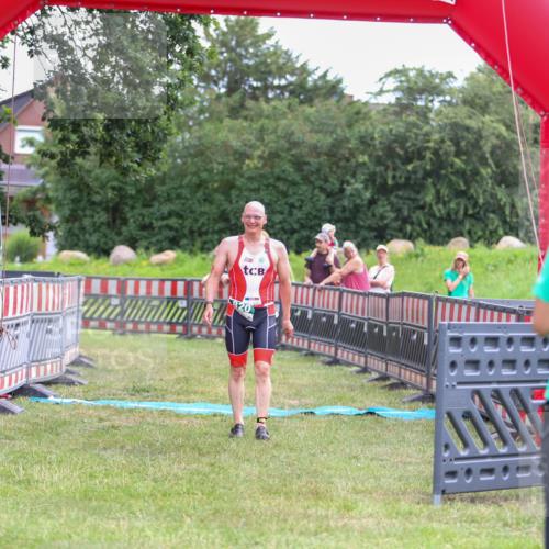 21.06.2026 - 29. Vierlanden-Triathlon Andreas Tolksdorf http://msf.ph/oto/9918736 21.06.2026 12:25:53 Ziel 820 meine-sportfotos.de