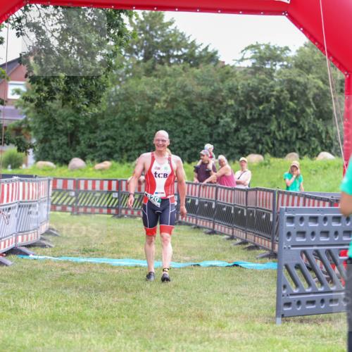 21.06.2026 - 29. Vierlanden-Triathlon Andreas Tolksdorf http://msf.ph/oto/9918737 21.06.2026 12:25:53 Ziel 820 meine-sportfotos.de