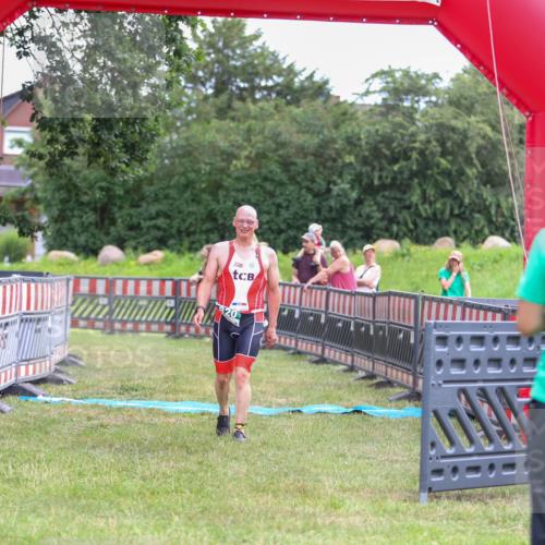 21.06.2026 - 29. Vierlanden-Triathlon Andreas Tolksdorf http://msf.ph/oto/9918742 21.06.2026 12:25:53 Ziel 820 meine-sportfotos.de
