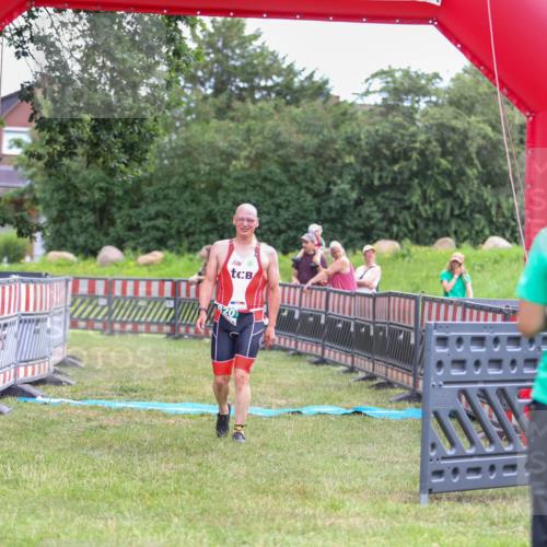 21.06.2026 - 29. Vierlanden-Triathlon Andreas Tolksdorf http://msf.ph/oto/9918743 21.06.2026 12:25:53 Ziel 820 meine-sportfotos.de