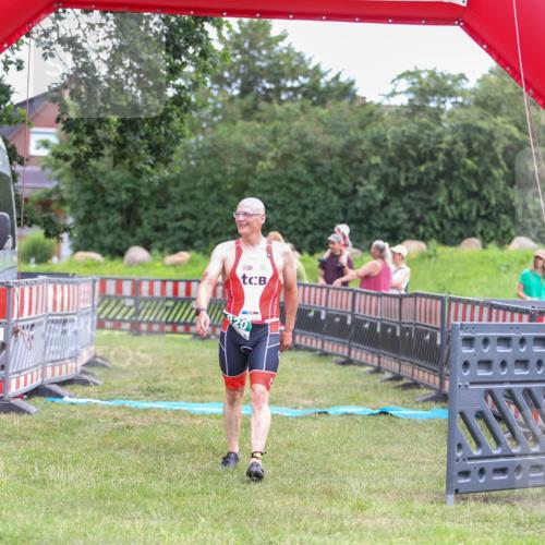 21.06.2026 - 29. Vierlanden-Triathlon Andreas Tolksdorf http://msf.ph/oto/9918745 21.06.2026 12:25:55 Ziel 820 meine-sportfotos.de