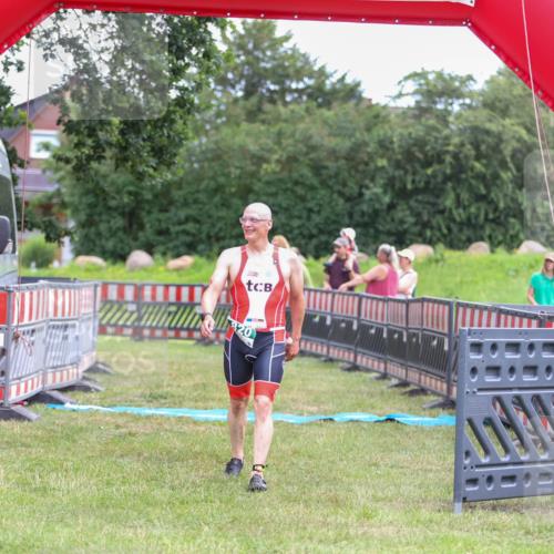21.06.2026 - 29. Vierlanden-Triathlon Andreas Tolksdorf http://msf.ph/oto/9918746 21.06.2026 12:25:55 Ziel 820 meine-sportfotos.de