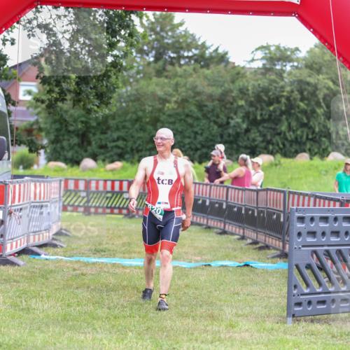 21.06.2026 - 29. Vierlanden-Triathlon Andreas Tolksdorf http://msf.ph/oto/9918747 21.06.2026 12:25:55 Ziel 820 meine-sportfotos.de