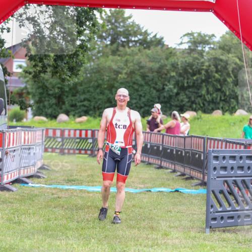 21.06.2026 - 29. Vierlanden-Triathlon Andreas Tolksdorf http://msf.ph/oto/9918751 21.06.2026 12:25:55 Ziel 820 meine-sportfotos.de