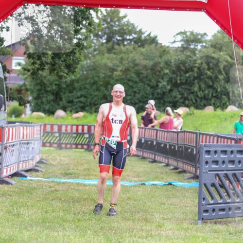 21.06.2026 - 29. Vierlanden-Triathlon Andreas Tolksdorf http://msf.ph/oto/9918752 21.06.2026 12:25:55 Ziel 820 meine-sportfotos.de