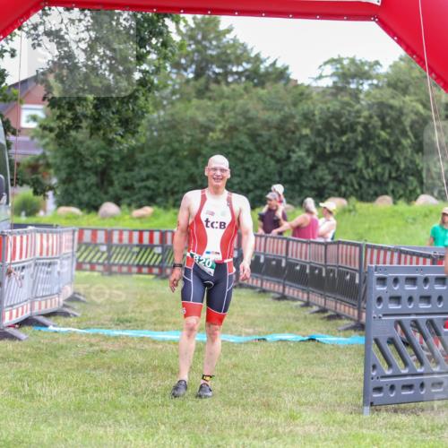 21.06.2026 - 29. Vierlanden-Triathlon Andreas Tolksdorf http://msf.ph/oto/9918753 21.06.2026 12:25:55 Ziel 820 meine-sportfotos.de