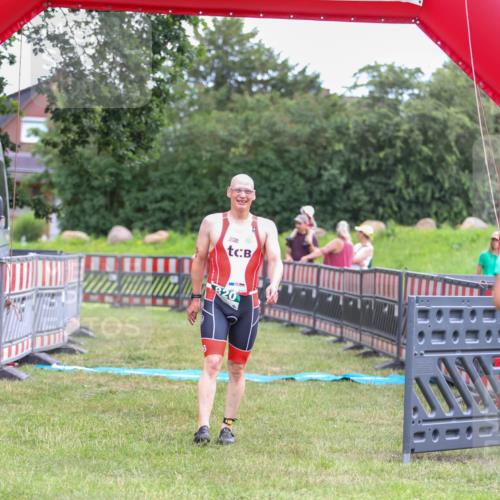 21.06.2026 - 29. Vierlanden-Triathlon Andreas Tolksdorf http://msf.ph/oto/9918754 21.06.2026 12:25:56 Ziel  meine-sportfotos.de