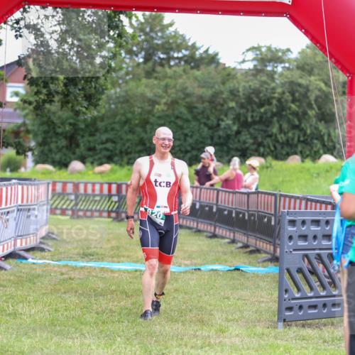 21.06.2026 - 29. Vierlanden-Triathlon Andreas Tolksdorf http://msf.ph/oto/9918759 21.06.2026 12:25:56 Ziel  meine-sportfotos.de