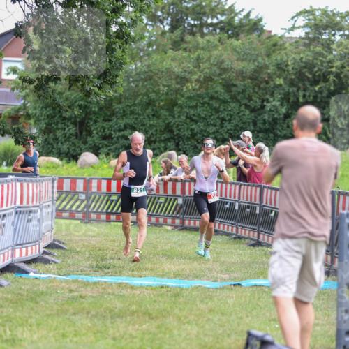 21.06.2026 - 29. Vierlanden-Triathlon Andreas Tolksdorf http://msf.ph/oto/9918762 21.06.2026 12:27:05 Ziel 62, 76, 821 meine-sportfotos.de