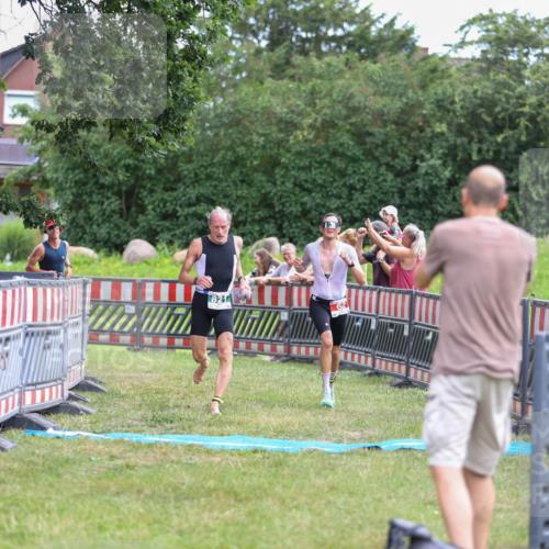 21.06.2026 - 29. Vierlanden-Triathlon Andreas Tolksdorf http://msf.ph/oto/9918763 21.06.2026 12:27:05 Ziel 62, 76, 821 meine-sportfotos.de