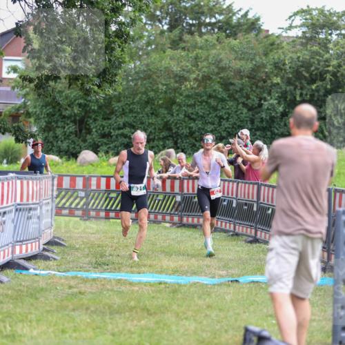 21.06.2026 - 29. Vierlanden-Triathlon Andreas Tolksdorf http://msf.ph/oto/9918764 21.06.2026 12:27:05 Ziel 62, 76, 821 meine-sportfotos.de
