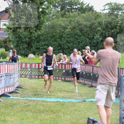 21.06.2026 - 29. Vierlanden-Triathlon Andreas Tolksdorf http://msf.ph/oto/9918765 21.06.2026 12:27:05 Ziel 62, 76, 821 meine-sportfotos.de