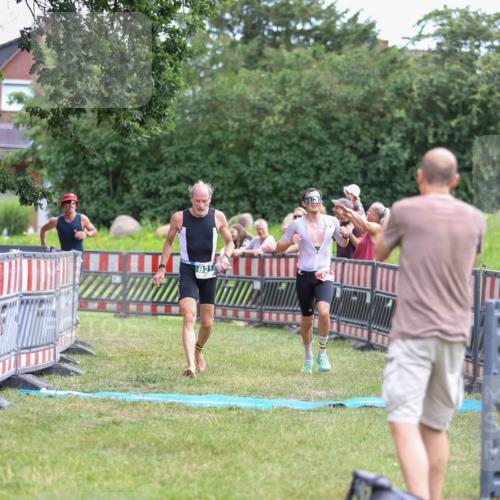 21.06.2026 - 29. Vierlanden-Triathlon Andreas Tolksdorf http://msf.ph/oto/9918768 21.06.2026 12:27:05 Ziel 62, 76, 821 meine-sportfotos.de