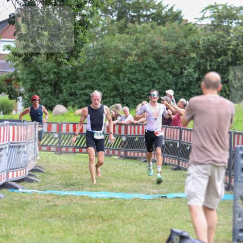 21.06.2026 - 29. Vierlanden-Triathlon Andreas Tolksdorf http://msf.ph/oto/9918769 21.06.2026 12:27:05 Ziel 62, 76, 821 meine-sportfotos.de