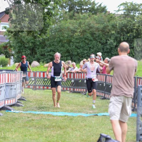 21.06.2026 - 29. Vierlanden-Triathlon Andreas Tolksdorf http://msf.ph/oto/9918771 21.06.2026 12:27:05 Ziel 62, 76, 821 meine-sportfotos.de