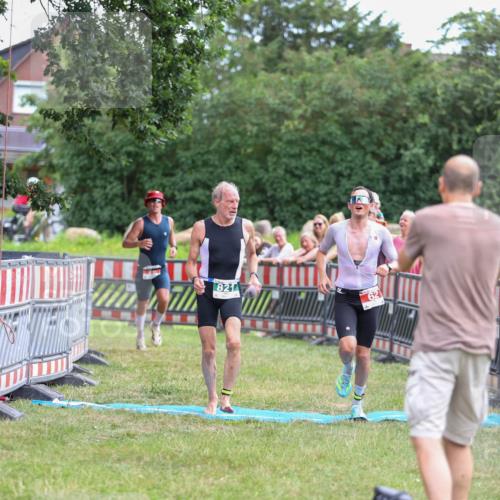 21.06.2026 - 29. Vierlanden-Triathlon Andreas Tolksdorf http://msf.ph/oto/9918772 21.06.2026 12:27:06 Ziel 45, 62, 76, 821 meine-sportfotos.de