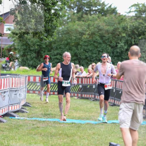21.06.2026 - 29. Vierlanden-Triathlon Andreas Tolksdorf http://msf.ph/oto/9918773 21.06.2026 12:27:06 Ziel 45, 62, 76, 821 meine-sportfotos.de