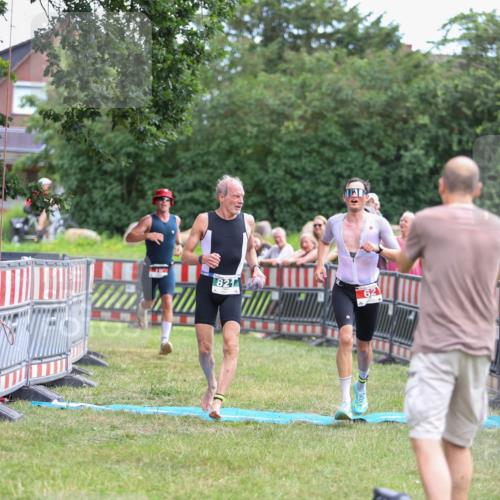 21.06.2026 - 29. Vierlanden-Triathlon Andreas Tolksdorf http://msf.ph/oto/9918774 21.06.2026 12:27:06 Ziel 45, 62, 76, 821 meine-sportfotos.de