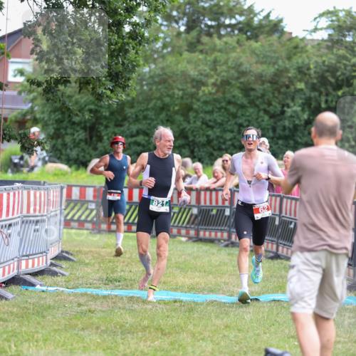 21.06.2026 - 29. Vierlanden-Triathlon Andreas Tolksdorf http://msf.ph/oto/9918775 21.06.2026 12:27:06 Ziel 45, 62, 76, 821 meine-sportfotos.de