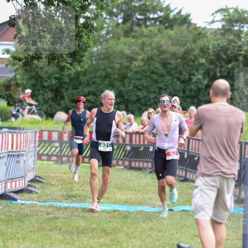 21.06.2026 - 29. Vierlanden-Triathlon Andreas Tolksdorf http://msf.ph/oto/9918778 21.06.2026 12:27:06 Ziel 45, 62, 76, 821 meine-sportfotos.de