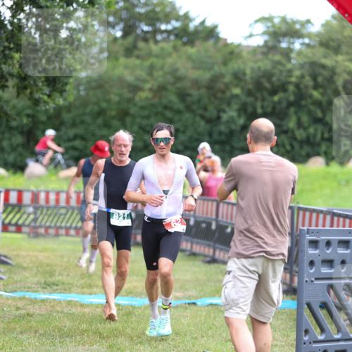 21.06.2026 - 29. Vierlanden-Triathlon Andreas Tolksdorf http://msf.ph/oto/9918780 21.06.2026 12:27:07 Ziel 45, 62, 76, 821 meine-sportfotos.de