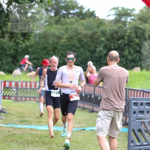 21.06.2026 - 29. Vierlanden-Triathlon Andreas Tolksdorf http://msf.ph/oto/9918781 21.06.2026 12:27:07 Ziel 45, 62, 76, 821 meine-sportfotos.de