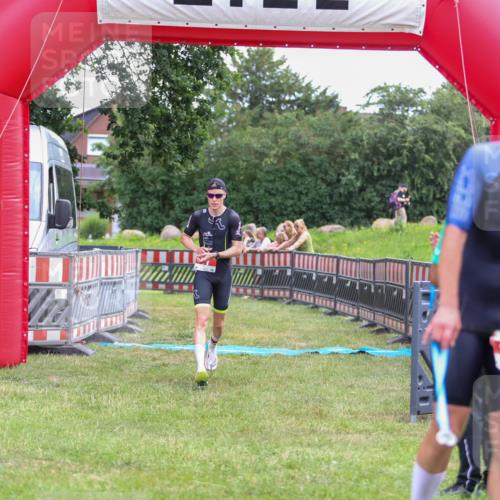 21.06.2026 - 29. Vierlanden-Triathlon Andreas Tolksdorf http://msf.ph/oto/9918800 21.06.2026 12:27:42 Ziel 61 meine-sportfotos.de