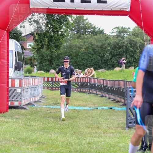 21.06.2026 - 29. Vierlanden-Triathlon Andreas Tolksdorf http://msf.ph/oto/9918801 21.06.2026 12:27:42 Ziel 61 meine-sportfotos.de