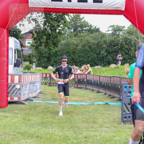 21.06.2026 - 29. Vierlanden-Triathlon Andreas Tolksdorf http://msf.ph/oto/9918802 21.06.2026 12:27:42 Ziel 61 meine-sportfotos.de