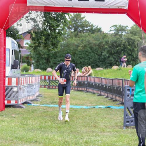 21.06.2026 - 29. Vierlanden-Triathlon Andreas Tolksdorf http://msf.ph/oto/9918805 21.06.2026 12:27:42 Ziel 61 meine-sportfotos.de