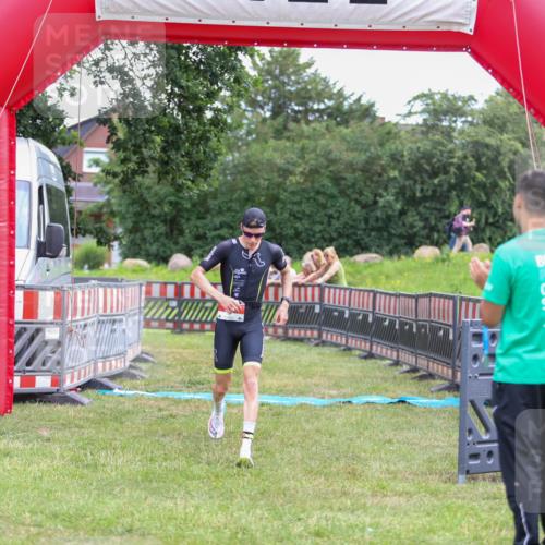 21.06.2026 - 29. Vierlanden-Triathlon Andreas Tolksdorf http://msf.ph/oto/9918806 21.06.2026 12:27:43 Ziel 61 meine-sportfotos.de