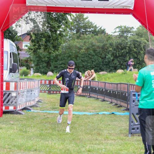 21.06.2026 - 29. Vierlanden-Triathlon Andreas Tolksdorf http://msf.ph/oto/9918807 21.06.2026 12:27:43 Ziel 61 meine-sportfotos.de