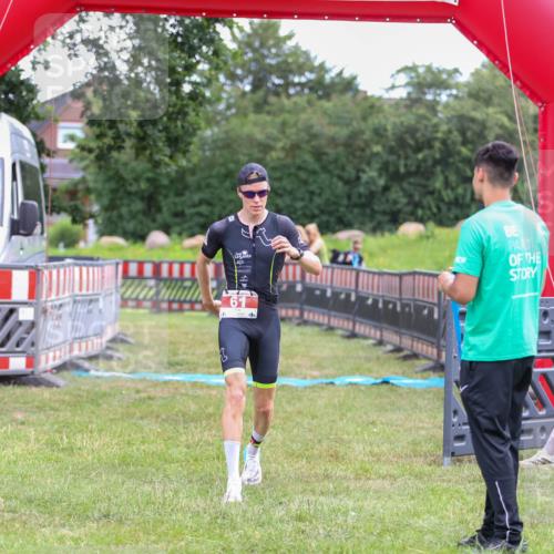21.06.2026 - 29. Vierlanden-Triathlon Andreas Tolksdorf http://msf.ph/oto/9918812 21.06.2026 12:27:44 Ziel 61 meine-sportfotos.de