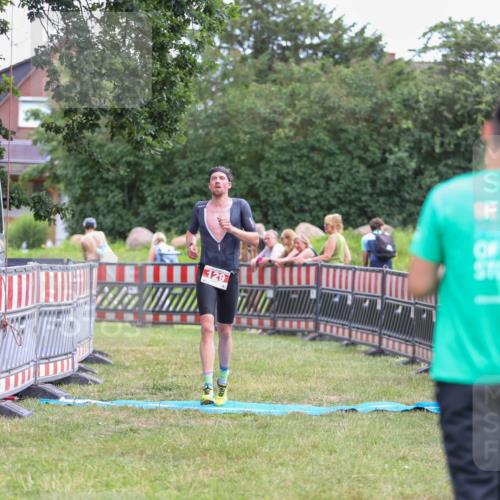 21.06.2026 - 29. Vierlanden-Triathlon Andreas Tolksdorf http://msf.ph/oto/9918820 21.06.2026 12:28:48 Ziel 129 meine-sportfotos.de