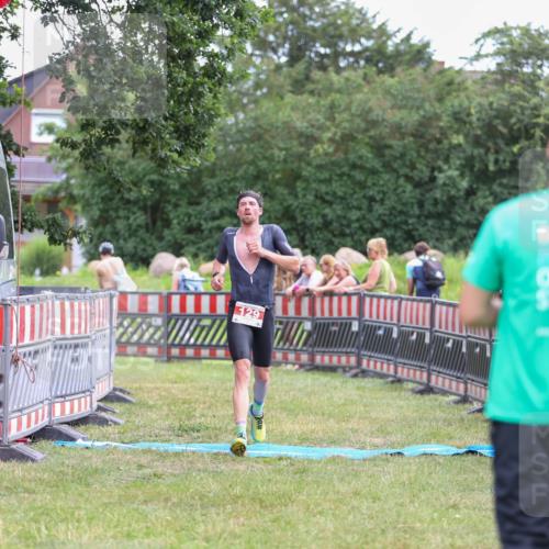 21.06.2026 - 29. Vierlanden-Triathlon Andreas Tolksdorf http://msf.ph/oto/9918822 21.06.2026 12:28:48 Ziel 129 meine-sportfotos.de