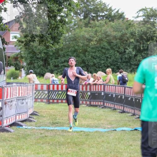 21.06.2026 - 29. Vierlanden-Triathlon Andreas Tolksdorf http://msf.ph/oto/9918823 21.06.2026 12:28:48 Ziel 129 meine-sportfotos.de
