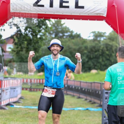 21.06.2026 - 29. Vierlanden-Triathlon Andreas Tolksdorf http://msf.ph/oto/9918850 21.06.2026 12:29:10 Ziel 31, 32 meine-sportfotos.de