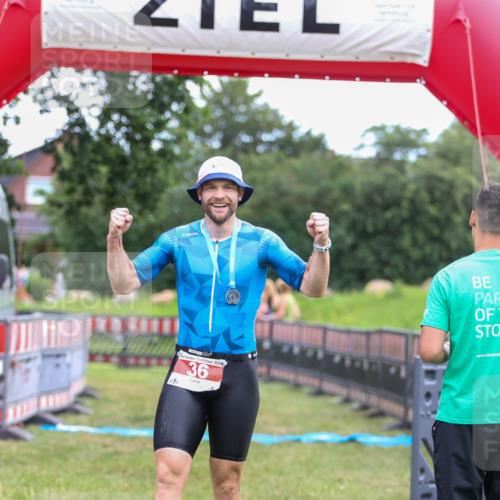 21.06.2026 - 29. Vierlanden-Triathlon Andreas Tolksdorf http://msf.ph/oto/9918851 21.06.2026 12:29:10 Ziel 31, 32 meine-sportfotos.de