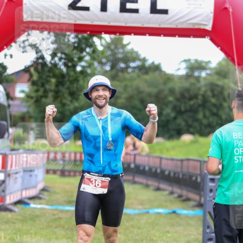 21.06.2026 - 29. Vierlanden-Triathlon Andreas Tolksdorf http://msf.ph/oto/9918855 21.06.2026 12:29:10 Ziel 31, 32 meine-sportfotos.de