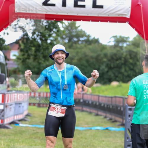 21.06.2026 - 29. Vierlanden-Triathlon Andreas Tolksdorf http://msf.ph/oto/9918856 21.06.2026 12:29:10 Ziel 31, 32 meine-sportfotos.de