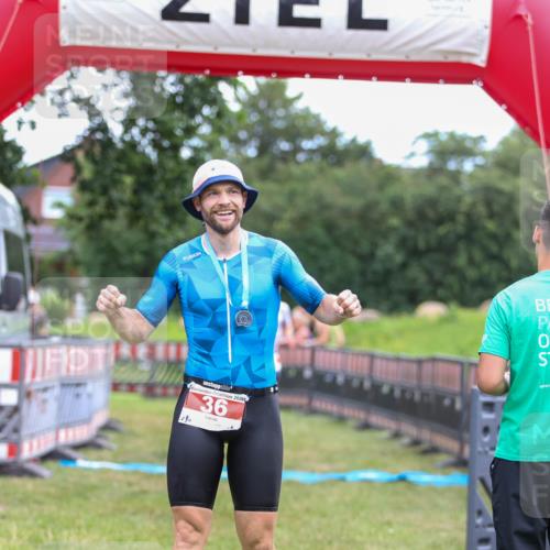 21.06.2026 - 29. Vierlanden-Triathlon Andreas Tolksdorf http://msf.ph/oto/9918857 21.06.2026 12:29:10 Ziel 31, 32 meine-sportfotos.de