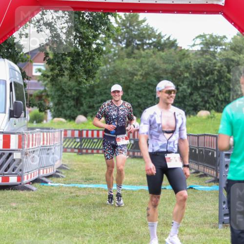 21.06.2026 - 29. Vierlanden-Triathlon Andreas Tolksdorf http://msf.ph/oto/9918866 21.06.2026 12:29:17 Ziel 31, 32 meine-sportfotos.de