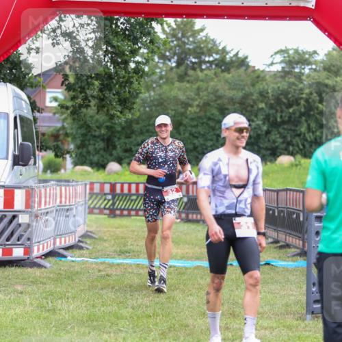21.06.2026 - 29. Vierlanden-Triathlon Andreas Tolksdorf http://msf.ph/oto/9918867 21.06.2026 12:29:17 Ziel 31, 32 meine-sportfotos.de