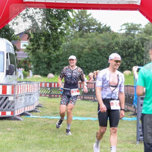 21.06.2026 - 29. Vierlanden-Triathlon Andreas Tolksdorf http://msf.ph/oto/9918873 21.06.2026 12:29:17 Ziel 31, 32 meine-sportfotos.de