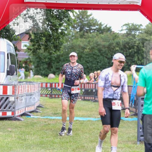 21.06.2026 - 29. Vierlanden-Triathlon Andreas Tolksdorf http://msf.ph/oto/9918875 21.06.2026 12:29:17 Ziel 31, 32 meine-sportfotos.de