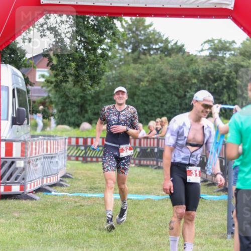 21.06.2026 - 29. Vierlanden-Triathlon Andreas Tolksdorf http://msf.ph/oto/9918878 21.06.2026 12:29:18 Ziel 32 meine-sportfotos.de
